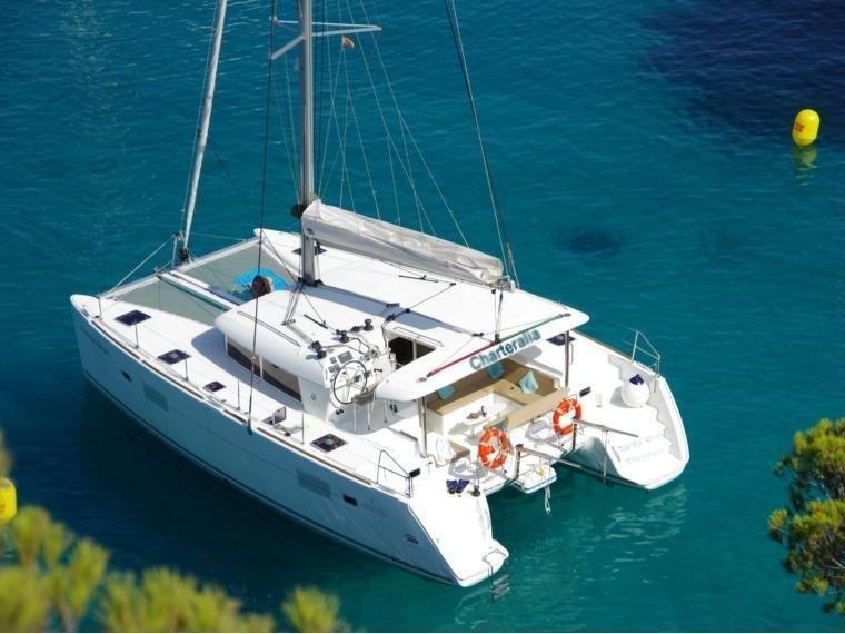 Vista-cenital-del-catamaran-Lagoon-400-fondeado-en-Ibiza