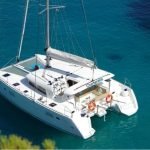Vista-cenital-del-catamaran-Lagoon-400-fondeado-en-Ibiza Vista-cenital-del-catamaran-Lagoon-400-fondeado-en-Ibiza